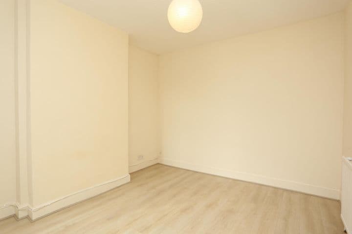 1 bedroom apartment for sale in London, United Kingdom - Image 5