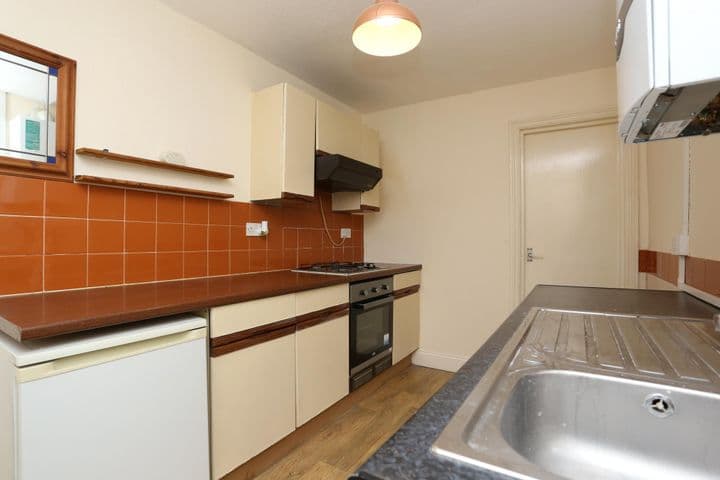 1 bedroom apartment for sale in London, United Kingdom - Image 8