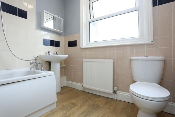 1 bedroom apartment for sale in London, United Kingdom - Image 10