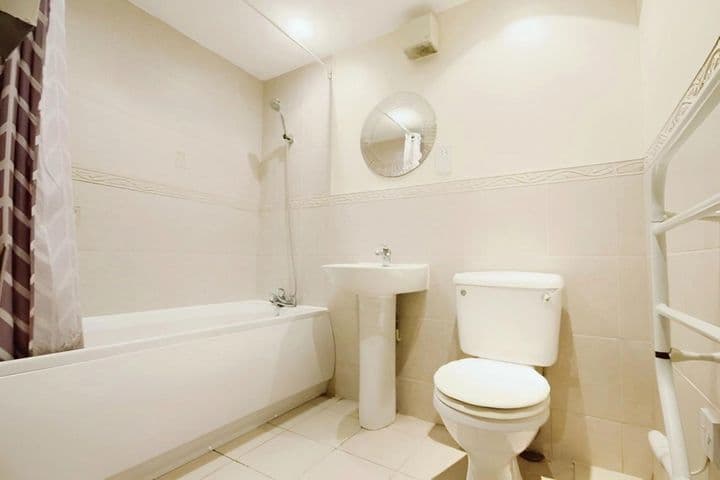 2 bedrooms apartment for sale in Leeds, United Kingdom - Image 10