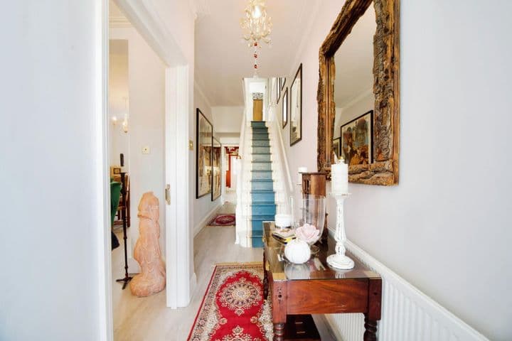 3 bedrooms house for sale in London, United Kingdom - Image 8