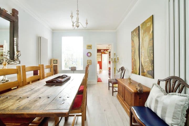 3 bedrooms house for sale in London, United Kingdom - Image 3