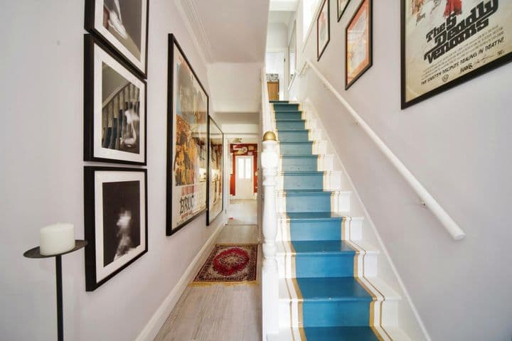 3 bedrooms house for sale in London, United Kingdom - Image 9