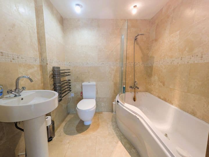 2 bedrooms apartment for sale in Bradford, United Kingdom - Image 7