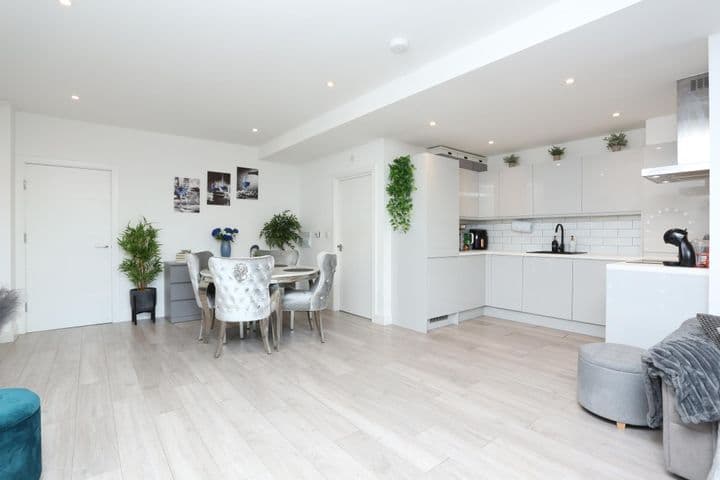 1 bedroom apartment for sale in London, United Kingdom - Image 10