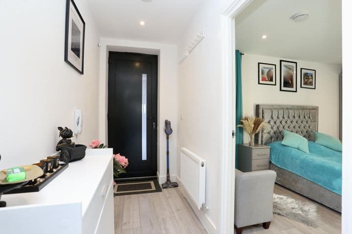 1 bedroom apartment for sale in London, United Kingdom - Image 9