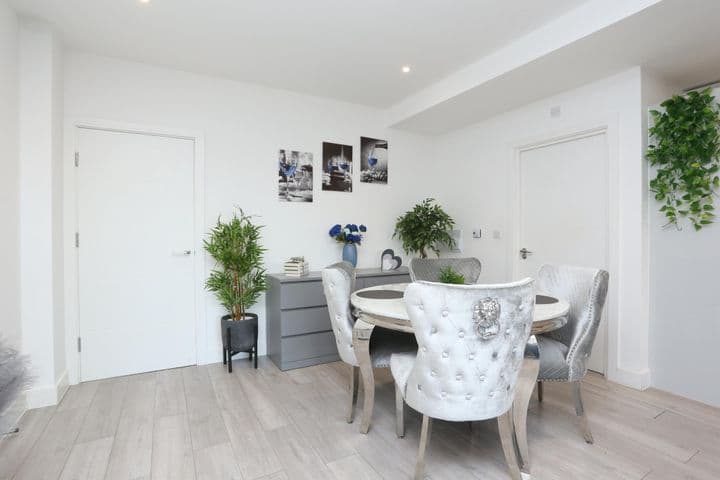 1 bedroom apartment for sale in London, United Kingdom - Image 8