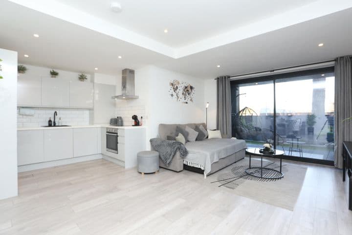 1 bedroom apartment for sale in London, United Kingdom - Image 2