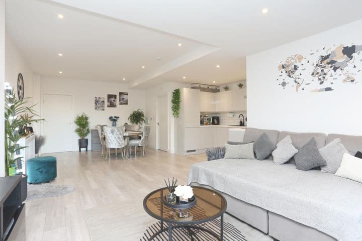 1 bedroom apartment for sale in London, United Kingdom - Image 4