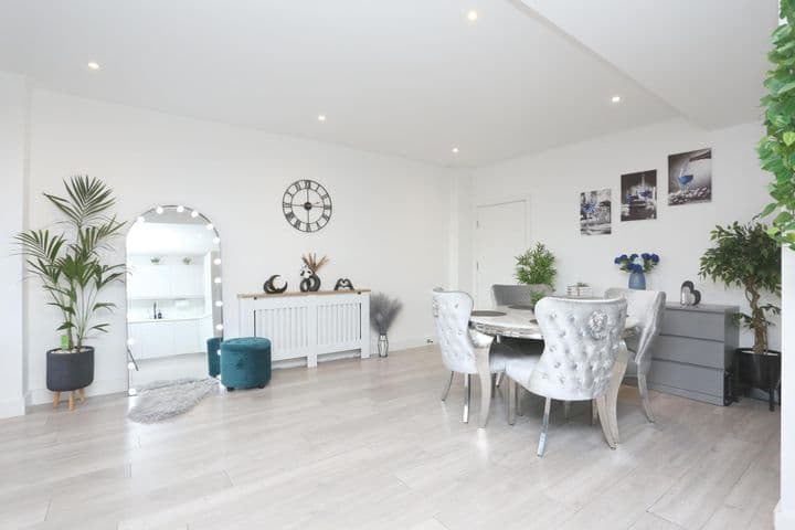 1 bedroom apartment for sale in London, United Kingdom - Image 7