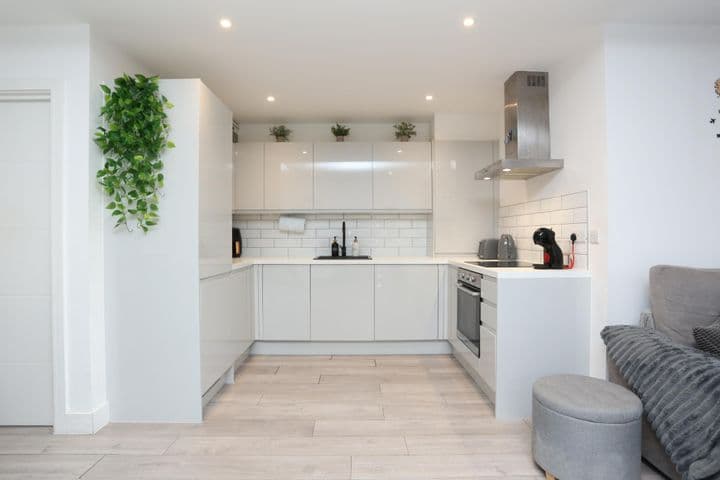 1 bedroom apartment for sale in London, United Kingdom - Image 5