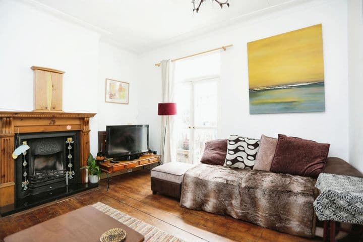 4 bedrooms house for sale in London, United Kingdom - Image 2