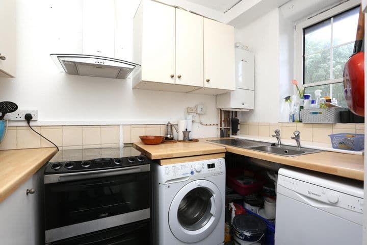 2 bedrooms apartment for sale in London, United Kingdom - Image 4