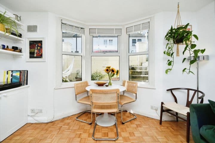 1 bedroom apartment for sale in Hove, United Kingdom - Image 10