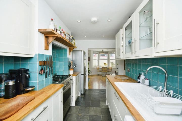 1 bedroom apartment for sale in Hove, United Kingdom - Image 5