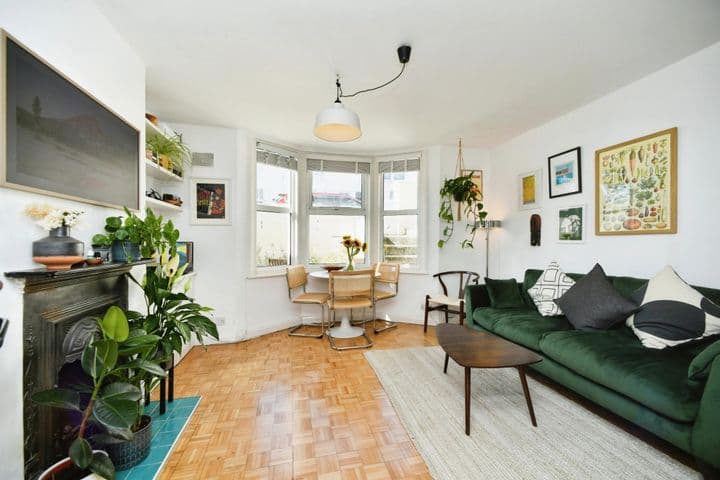 1 bedroom apartment for sale in Hove, United Kingdom - Image 9