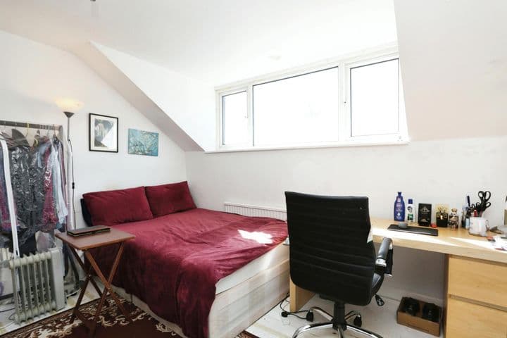 4 bedrooms house for sale in London, United Kingdom - Image 10