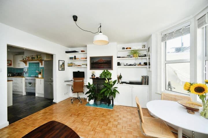 1 bedroom apartment for sale in Hove, United Kingdom - Image 8