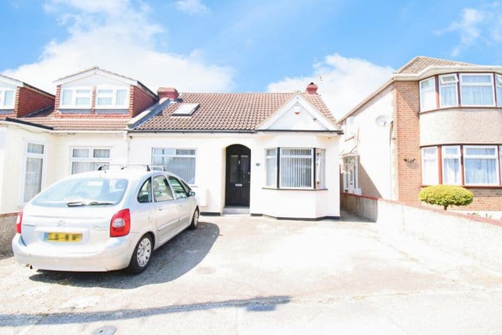 3 bedrooms house for sale in Rainham, United Kingdom - Image 2