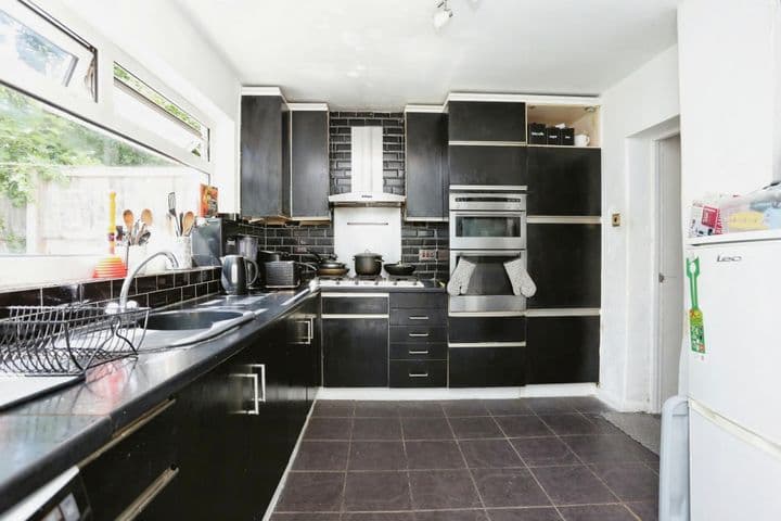 4 bedrooms house for sale in London, United Kingdom - Image 5