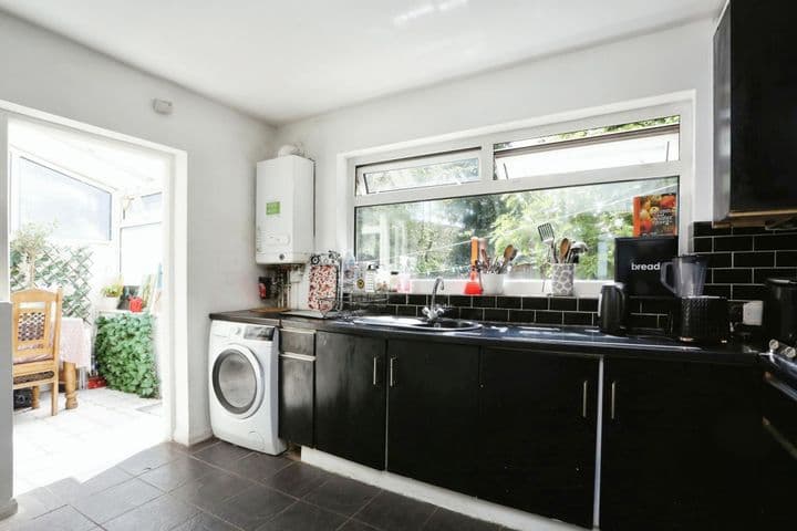 4 bedrooms house for sale in London, United Kingdom - Image 4