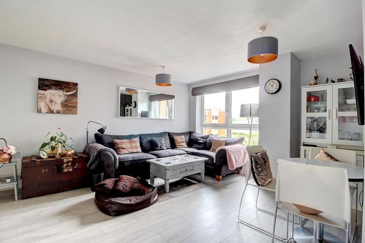 1 bedroom apartment for sale in Basingstoke, United Kingdom - Image 5