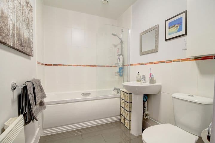 1 bedroom apartment for sale in Basingstoke, United Kingdom - Image 9