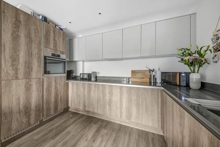 2 bedrooms apartment for sale in London, United Kingdom - Image 11