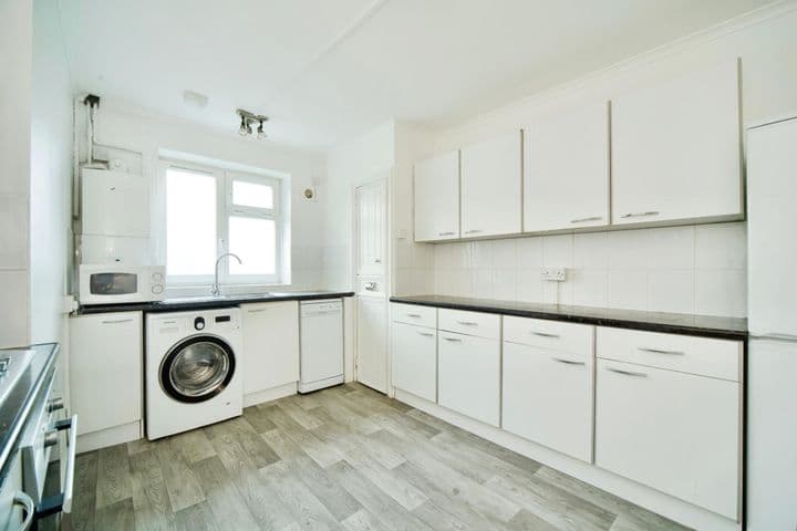 3 bedrooms apartment for sale in London, United Kingdom - Image 3