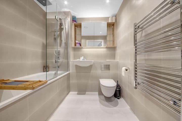 2 bedrooms apartment for sale in London, United Kingdom - Image 5